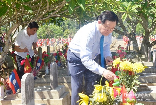 Phó Thủ tướng Vương Đình Huệ dâng hoa tưởng niệm các anh hùng, liệt sỹ ​tại Nghệ An - Hình 5