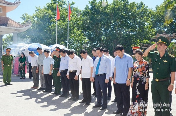 Phó Thủ tướng Vương Đình Huệ dâng hoa tưởng niệm các anh hùng, liệt sỹ ​tại Nghệ An - Hình 3