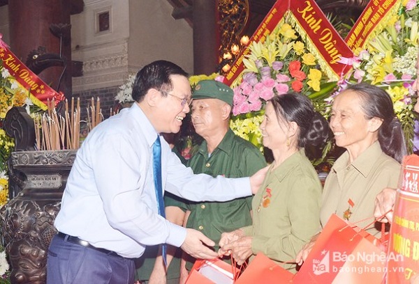 Phó Thủ tướng Vương Đình Huệ dâng hoa tưởng niệm các anh hùng, liệt sỹ ​tại Nghệ An - Hình 9