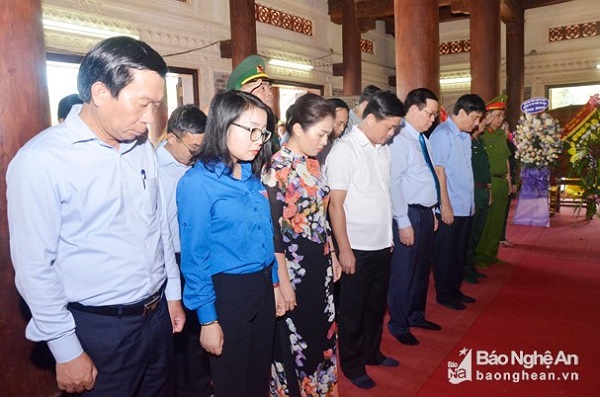 Phó Thủ tướng Vương Đình Huệ dâng hoa tưởng niệm các anh hùng, liệt sỹ ​tại Nghệ An - Hình 1