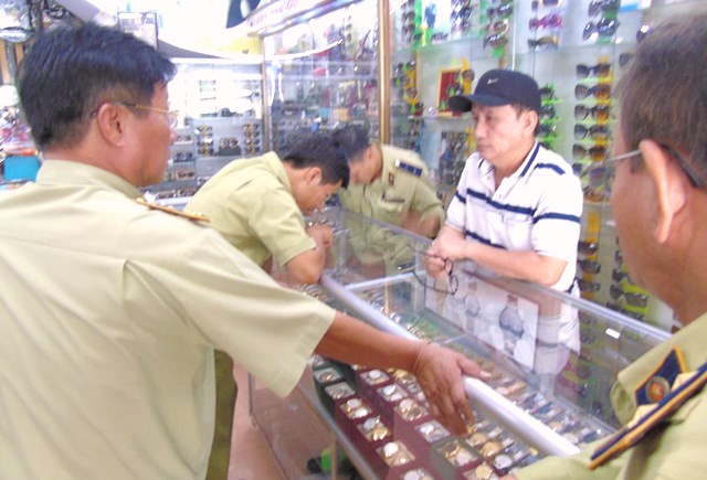 Quảng Nam: Phát hiện 1.087 đồng hồ ROLEX, OMEGA, LONGINES,... nghi giả mạo - Hình 2