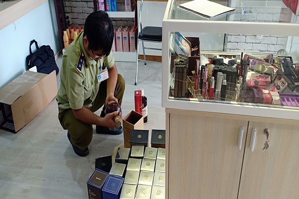 Tây Ninh: Tạm giữ 229 chai rượu ngoại và mỹ phẩm có dấu hiệu vi phạm