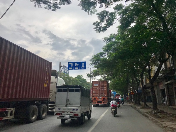 Hải Phòng: Cảnh sát giao thông bị “vô hiệu hóa” vì biển báo không đúng quy chuẩn?