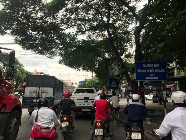 Hải Phòng: Cảnh sát giao thông bị “vô hiệu hóa” vì biển báo không đúng quy chuẩn? - Hình 3