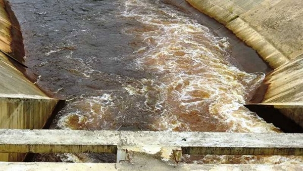 Hà Tĩnh: Truy tìm nguyên nhân nước đập Ngàn Trươi đổi màu bất thường, bốc mùi hôi thối