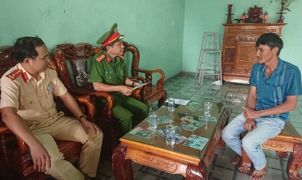 Gia Lai: Công an huyện Kông Chro khen thưởng người quay video vụ tông CSGT