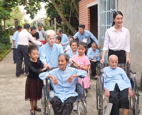 Ca sĩ Hồ Việt Trung đồng hành cùng dàn thí sinh Miss World Việt Nam gặp gỡ các cụ già neo đơn