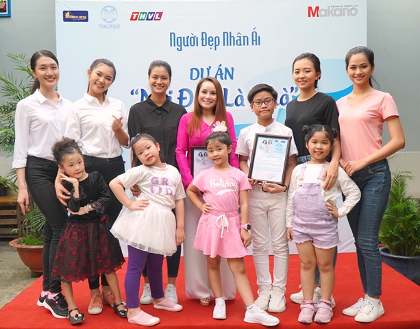 Ca sĩ Hồ Việt Trung đồng hành cùng dàn thí sinh Miss World Việt Nam gặp gỡ các cụ già neo đơn - Hình 9