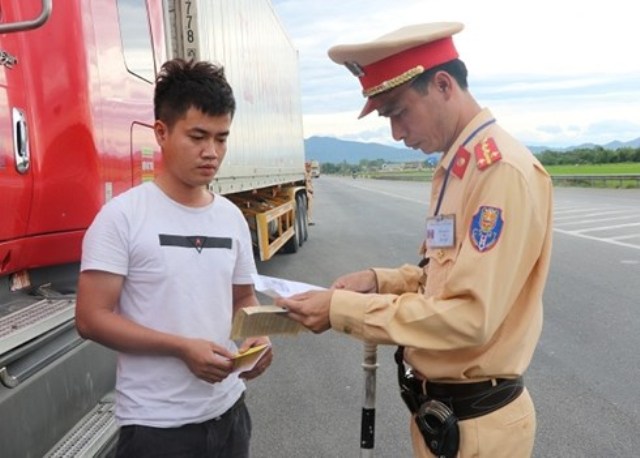 Hà Tĩnh: Nữa tháng ra quân, phát hiện, xử phạt hơn 2.000 trường hợp vi phạm ATGT