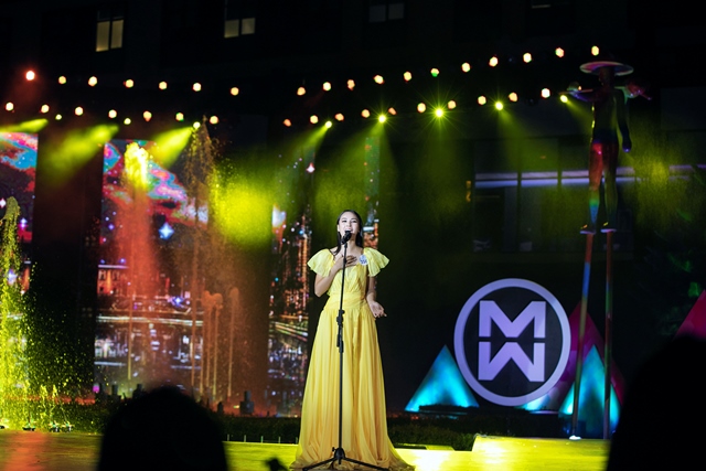 Thí sinh Miss World Việt Nam 'đốn tim' khán giả bởi khả năng hát nhạc kịch Disney - Hình 2