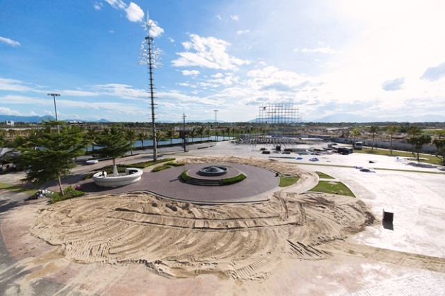 Đạo diễn Hoàng Nhật Nam: Sân khấu “khủng” chứa hơn 5.000 khán giả, 500 tấn cát lấp hồ bơi - Hình 4