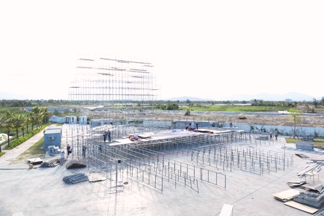 Đạo diễn Hoàng Nhật Nam: Sân khấu “khủng” chứa hơn 5.000 khán giả, 500 tấn cát lấp hồ bơi - Hình 6