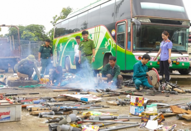 Công an huyện Hương Sơn (Hà Tĩnh): Tiêu hủy số lượng lớn vũ khí, vật liệu nổ - Hình 1