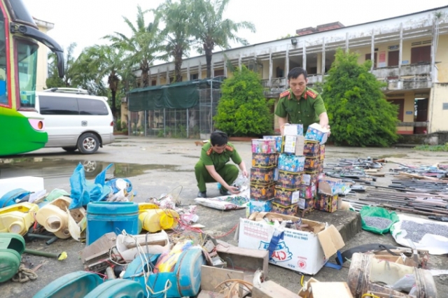 Công an huyện Hương Sơn (Hà Tĩnh): Tiêu hủy số lượng lớn vũ khí, vật liệu nổ - Hình 2