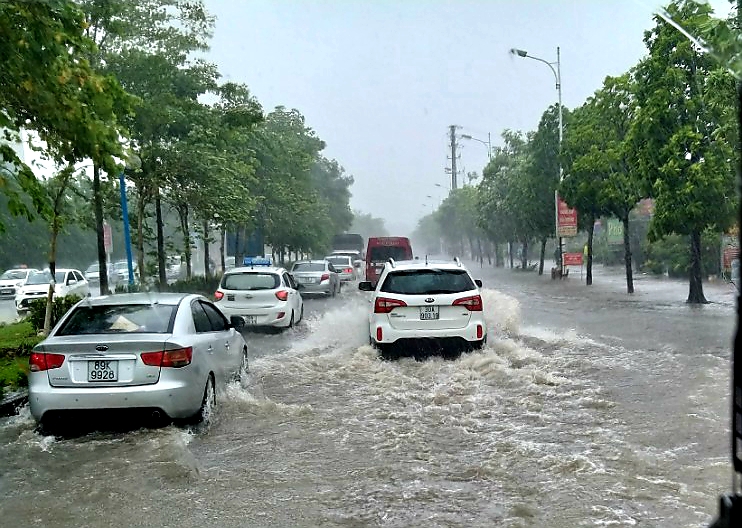 Hà Nội: Nhiều tuyến phố ngập lụt cục bộ do mưa lớn kéo dài - Hình 1