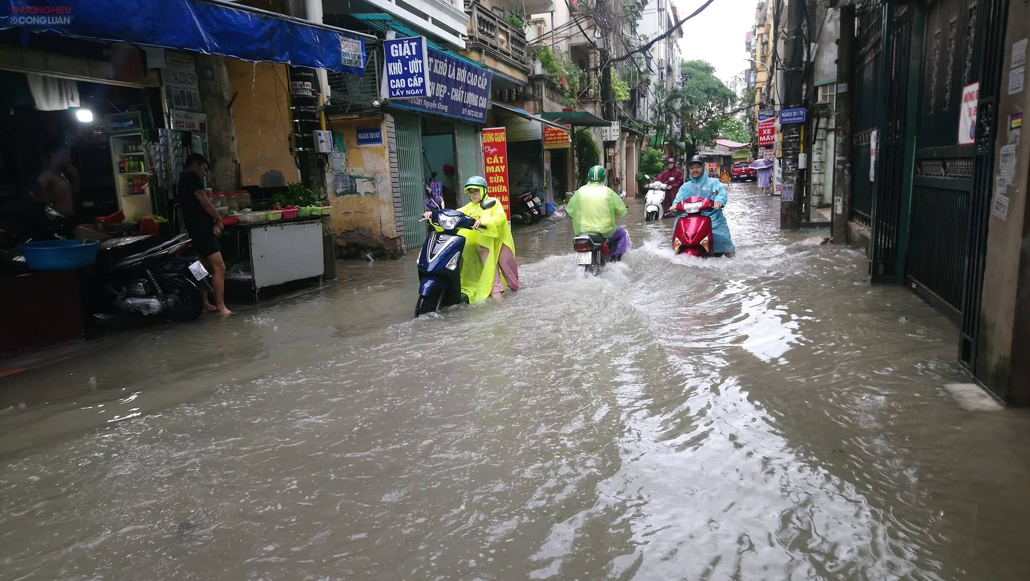Hà Nội: Sau mưa lớn, nhiều truyến phố trên địa bàn quận Cầu Giấy ngập cục bộ, giao thông tê liệt - Hình 4