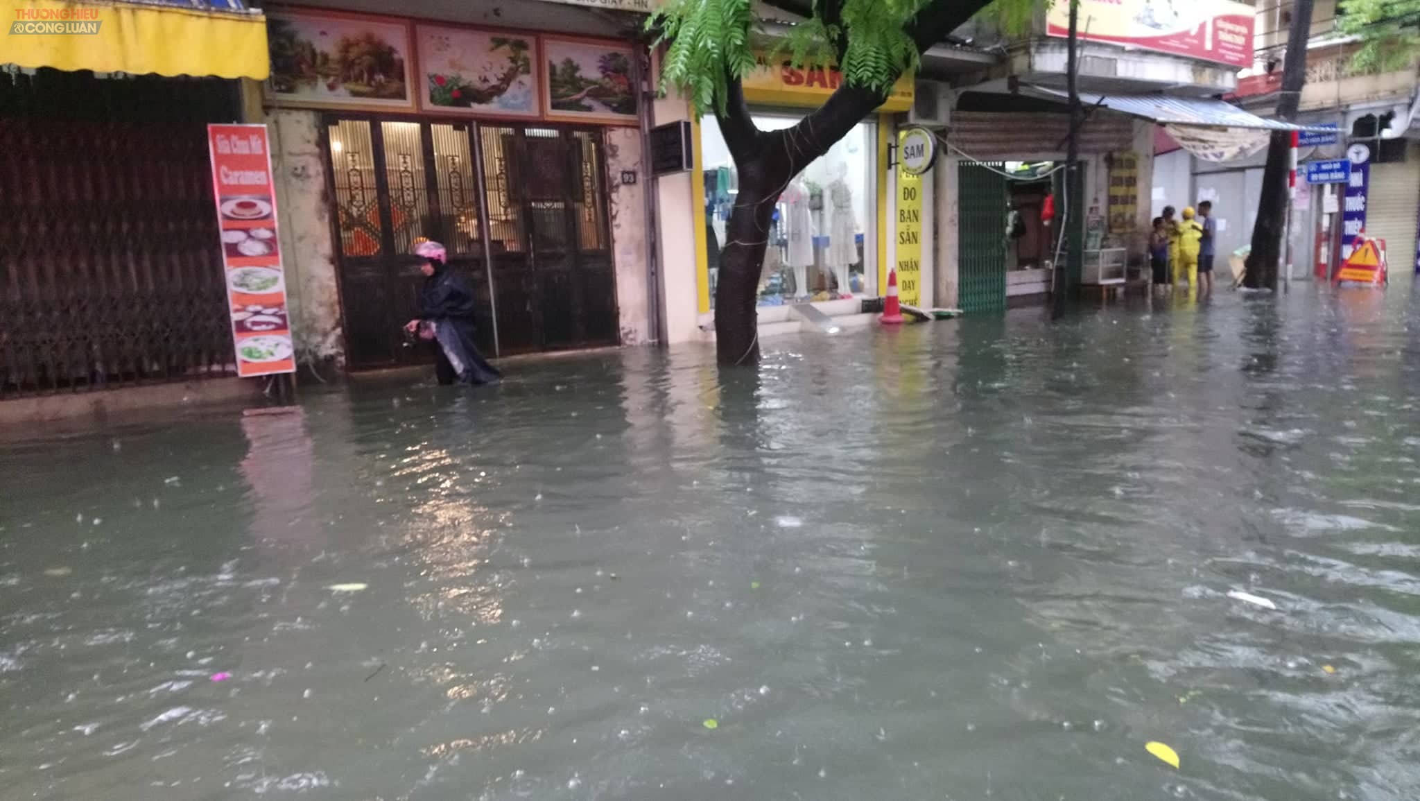 Hà Nội: Sau mưa lớn, nhiều truyến phố trên địa bàn quận Cầu Giấy ngập cục bộ, giao thông tê liệt - Hình 3