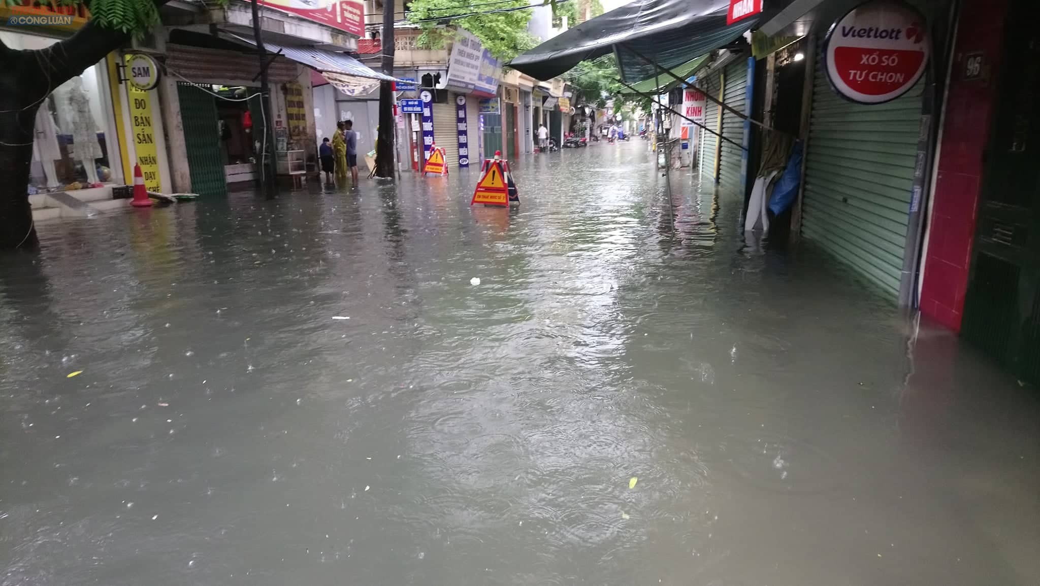 Hà Nội: Sau mưa lớn, nhiều truyến phố trên địa bàn quận Cầu Giấy ngập cục bộ, giao thông tê liệt - Hình 2