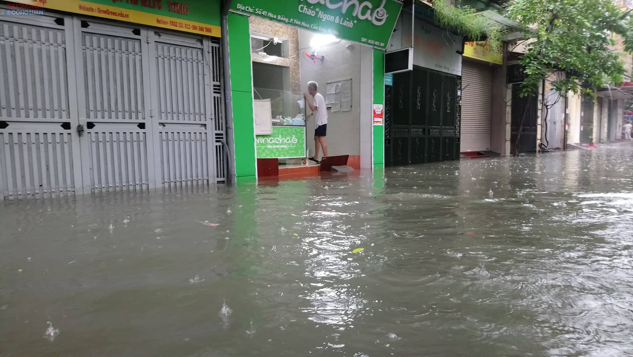 Hà Nội: Sau mưa lớn, nhiều truyến phố trên địa bàn quận Cầu Giấy ngập cục bộ, giao thông tê liệt - Hình 9