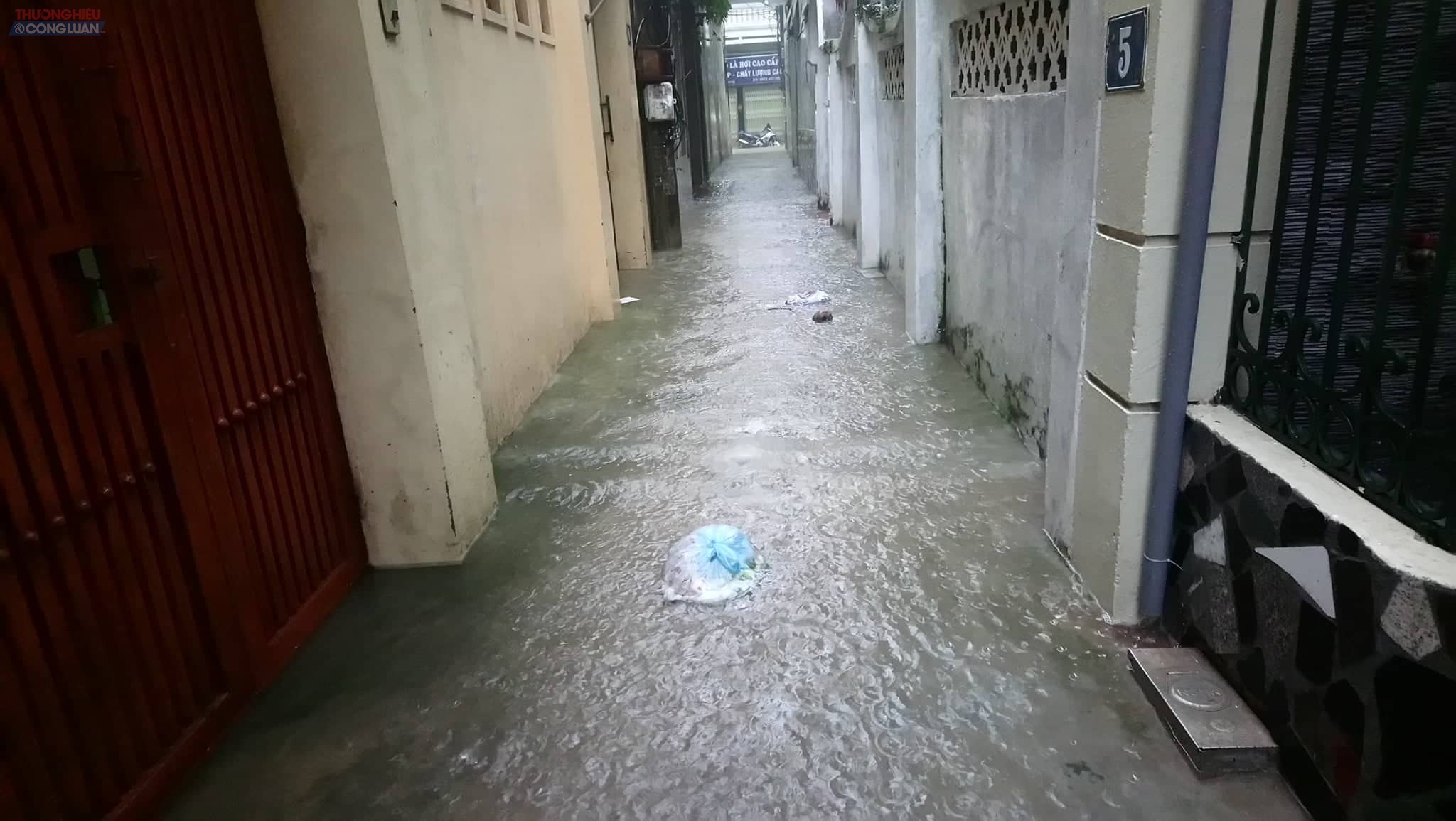 Hà Nội: Sau mưa lớn, nhiều truyến phố trên địa bàn quận Cầu Giấy ngập cục bộ, giao thông tê liệt - Hình 12