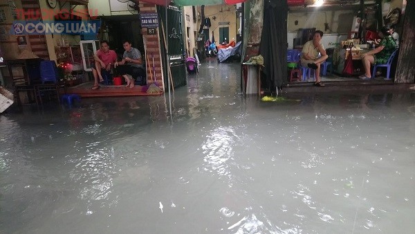 Hà Nội: Sau mưa lớn, nhiều truyến phố trên địa bàn quận Cầu Giấy ngập cục bộ, giao thông tê liệt - Hình 13