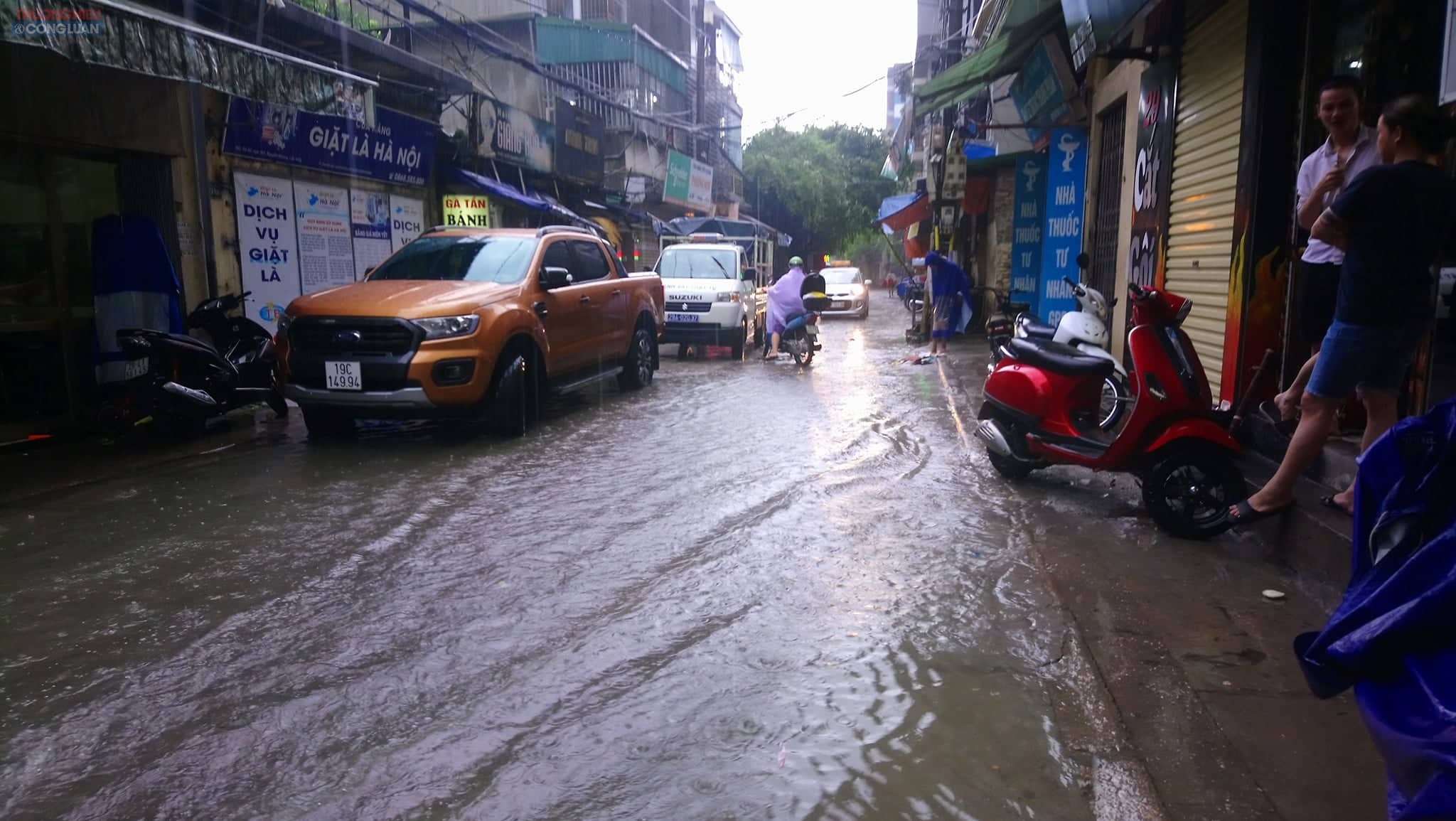Hà Nội: Sau mưa lớn, nhiều truyến phố trên địa bàn quận Cầu Giấy ngập cục bộ, giao thông tê liệt - Hình 11