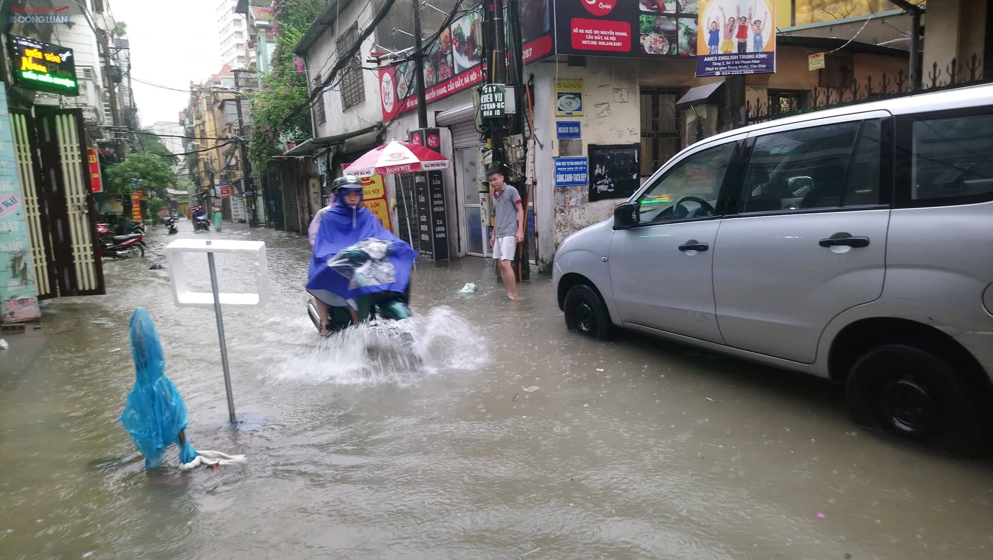 Hà Nội: Sau mưa lớn, nhiều truyến phố trên địa bàn quận Cầu Giấy ngập cục bộ, giao thông tê liệt - Hình 11