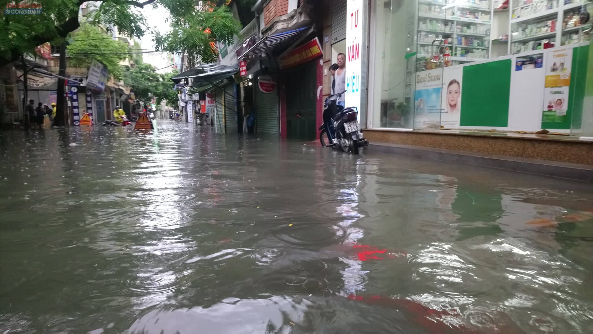 Hà Nội: Sau mưa lớn, nhiều truyến phố trên địa bàn quận Cầu Giấy ngập cục bộ, giao thông tê liệt - Hình 1