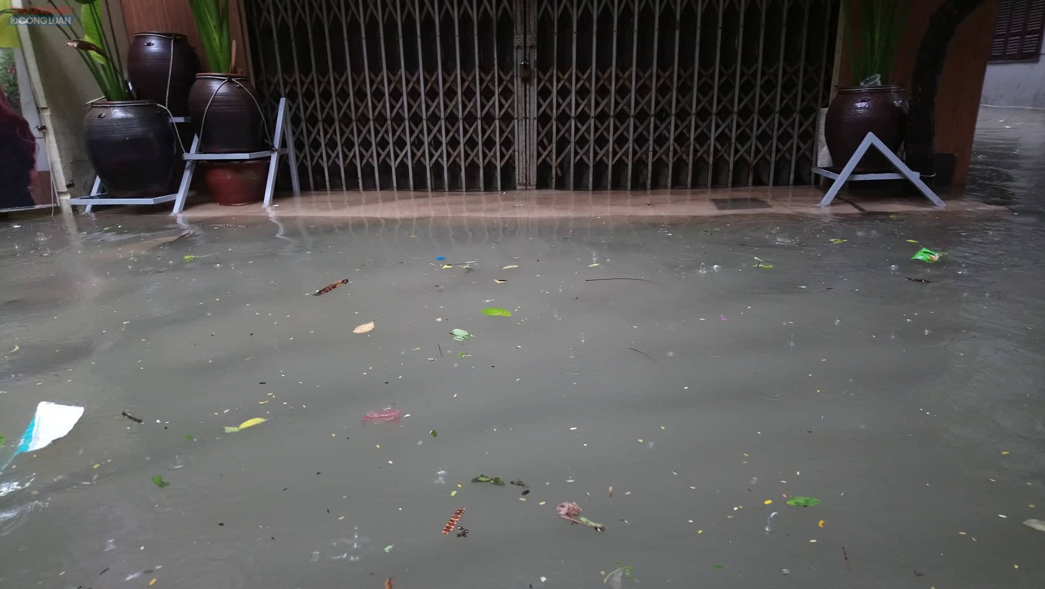 Hà Nội: Sau mưa lớn, nhiều truyến phố trên địa bàn quận Cầu Giấy ngập cục bộ, giao thông tê liệt - Hình 10