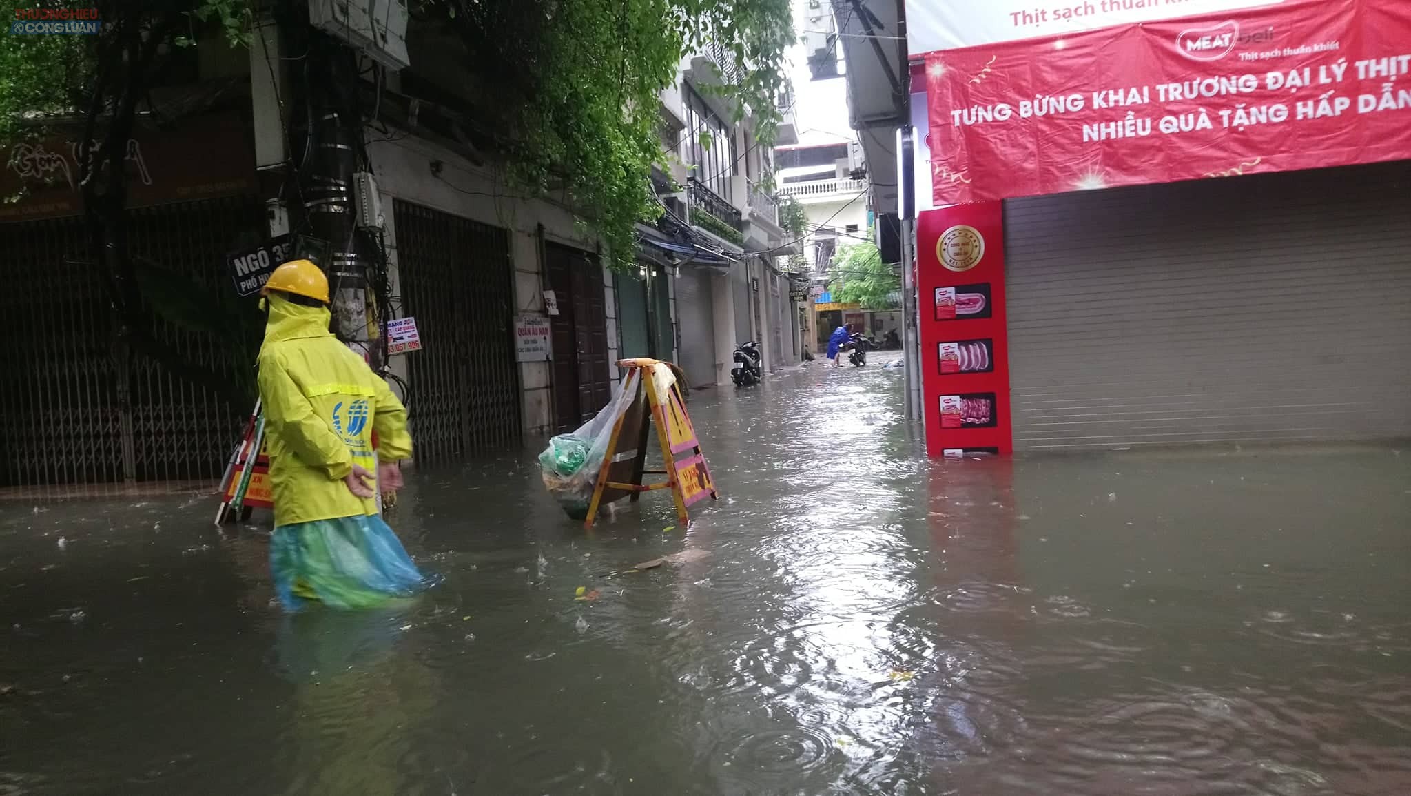 Hà Nội: Sau mưa lớn, nhiều truyến phố trên địa bàn quận Cầu Giấy ngập cục bộ, giao thông tê liệt - Hình 8