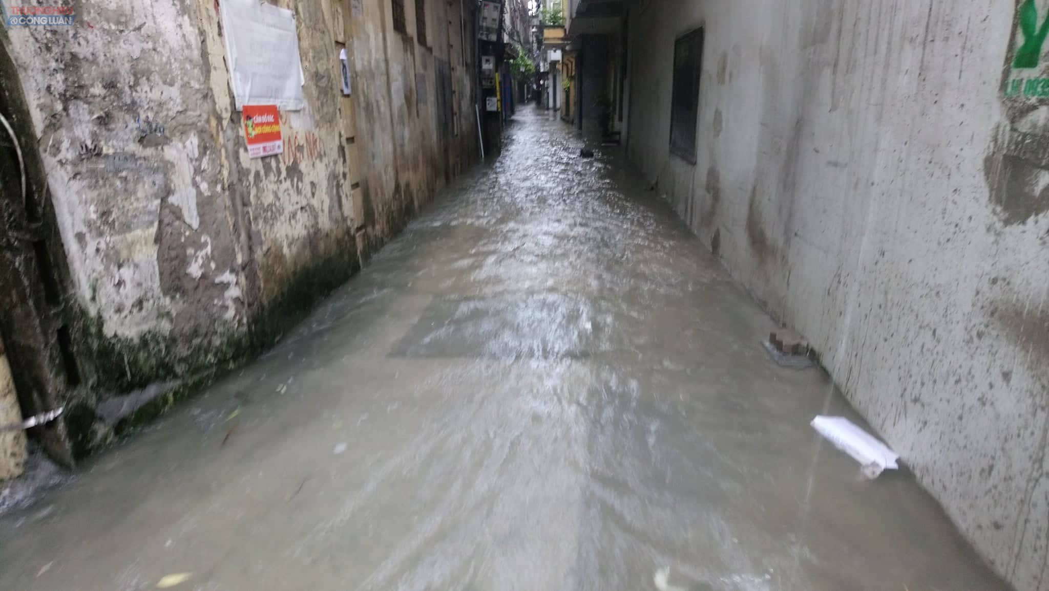 Hà Nội: Sau mưa lớn, nhiều truyến phố trên địa bàn quận Cầu Giấy ngập cục bộ, giao thông tê liệt - Hình 12