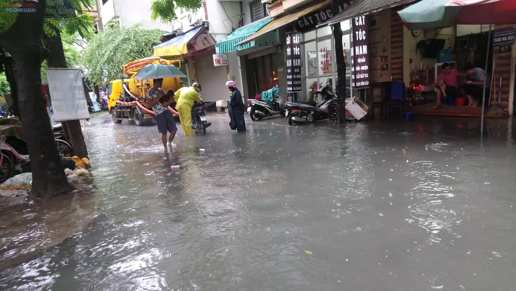 Hà Nội: Sau mưa lớn, nhiều truyến phố trên địa bàn quận Cầu Giấy ngập cục bộ, giao thông tê liệt - Hình 6