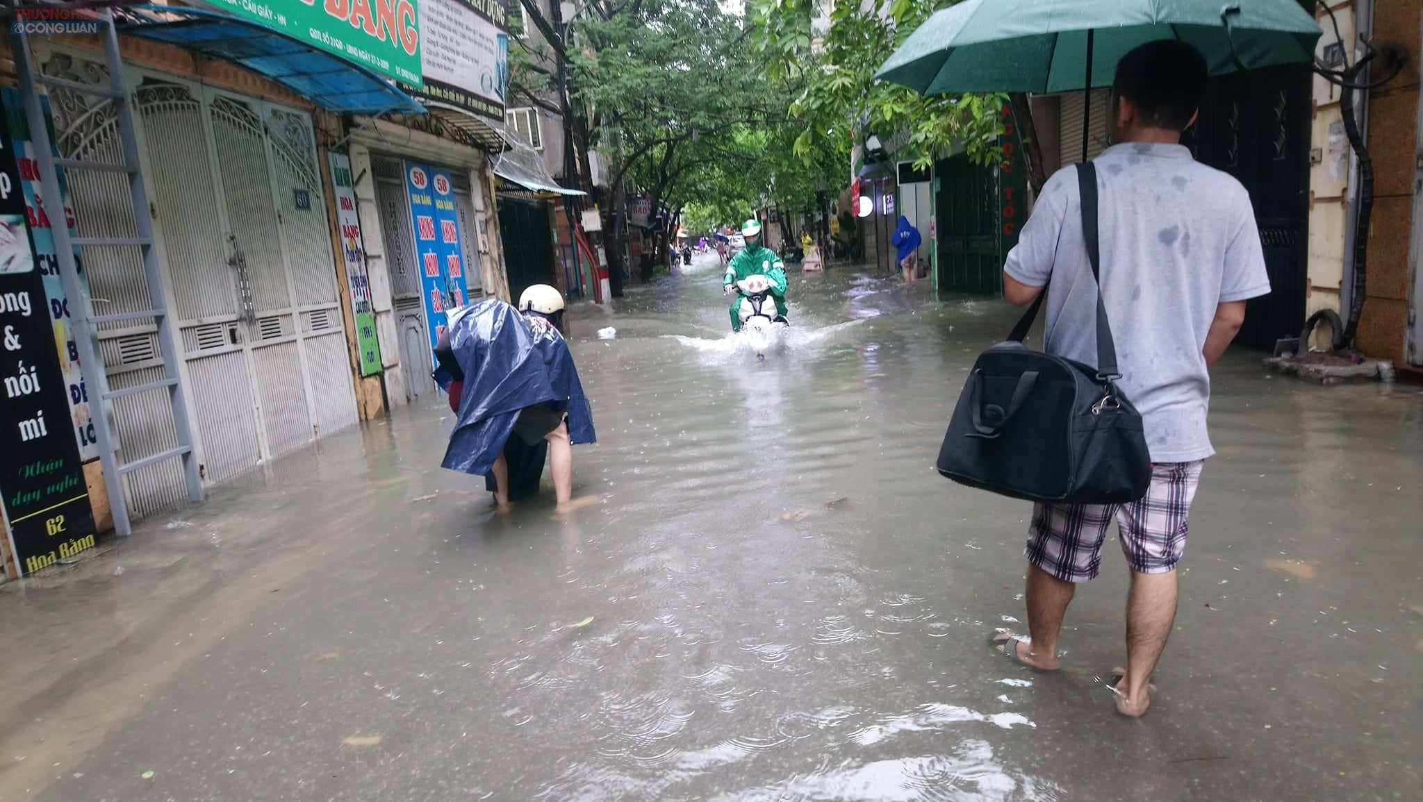 Hà Nội: Sau mưa lớn, nhiều truyến phố trên địa bàn quận Cầu Giấy ngập cục bộ, giao thông tê liệt - Hình 5