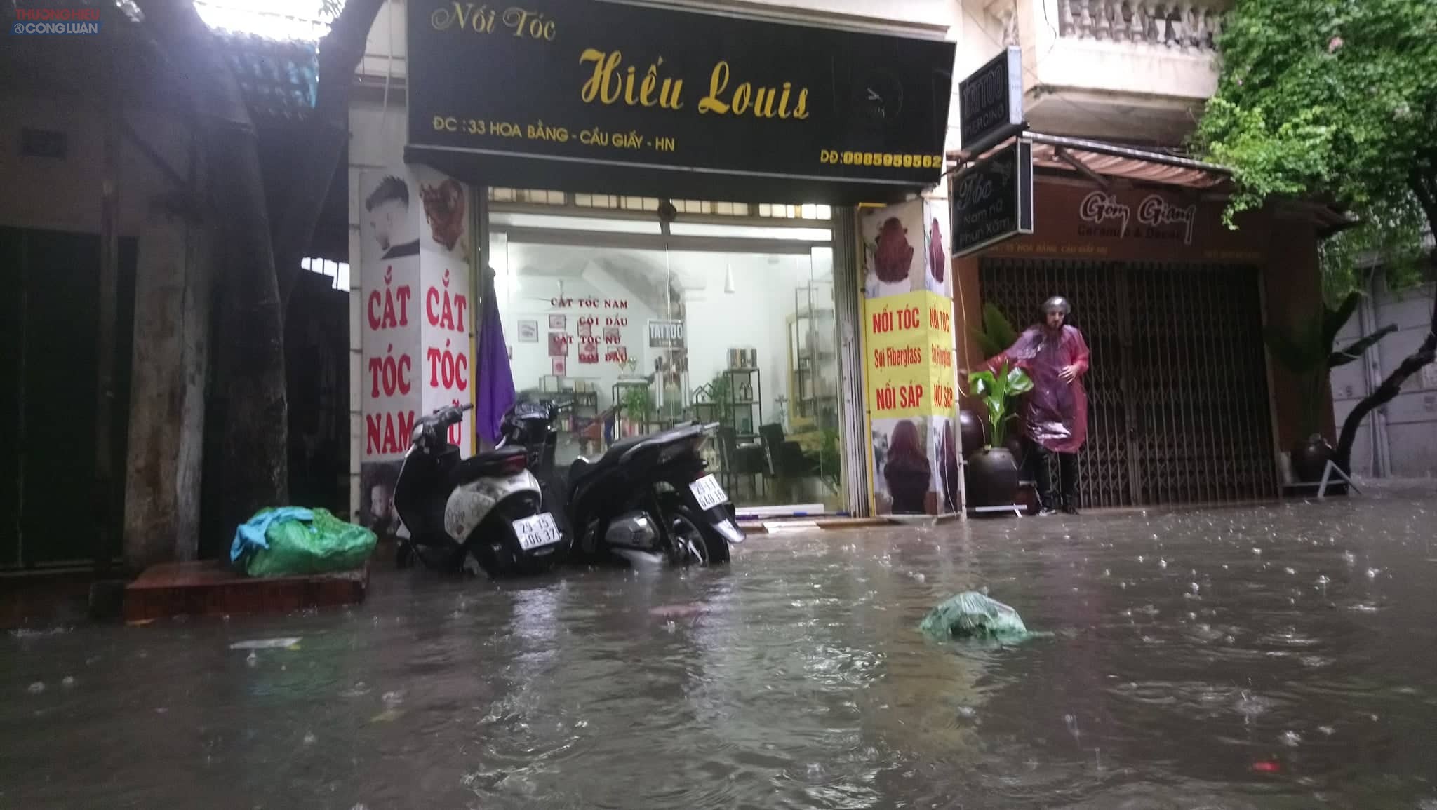 Hà Nội: Sau mưa lớn, nhiều truyến phố trên địa bàn quận Cầu Giấy ngập cục bộ, giao thông tê liệt - Hình 9