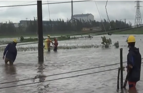 EVNNPC nhanh chóng khắc phục sự cố lưới điện trong thời tiết gặp nhiều khó khăn - Hình 3