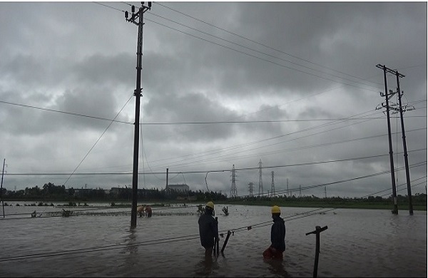 EVNNPC nhanh chóng khắc phục sự cố lưới điện trong thời tiết gặp nhiều khó khăn - Hình 4