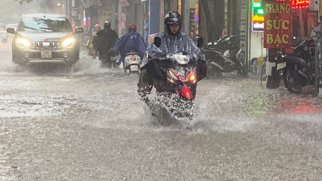 Hà Nội: Nhiều tuyến phố ngập lụt cục bộ do mưa lớn kéo dài - Hình 2
