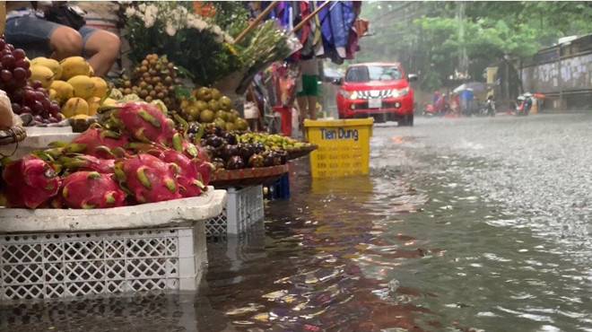 Hà Nội: Nhiều tuyến phố ngập lụt cục bộ do mưa lớn kéo dài - Hình 3