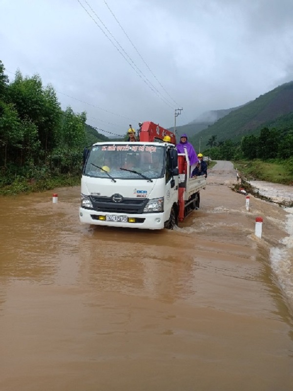 EVNNPC nhanh chóng khắc phục sự cố lưới điện trong thời tiết gặp nhiều khó khăn - Hình 2