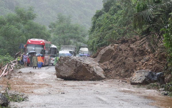 Bắc Kạn: Sạt lở do mưa lũ, nhiều tuyến giao thông bị ách tắc nghiêm trọng