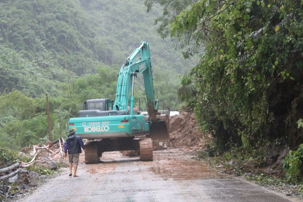 Bắc Kạn: Sạt lở do mưa lũ, nhiều tuyến giao thông bị ách tắc nghiêm trọng - Hình 2