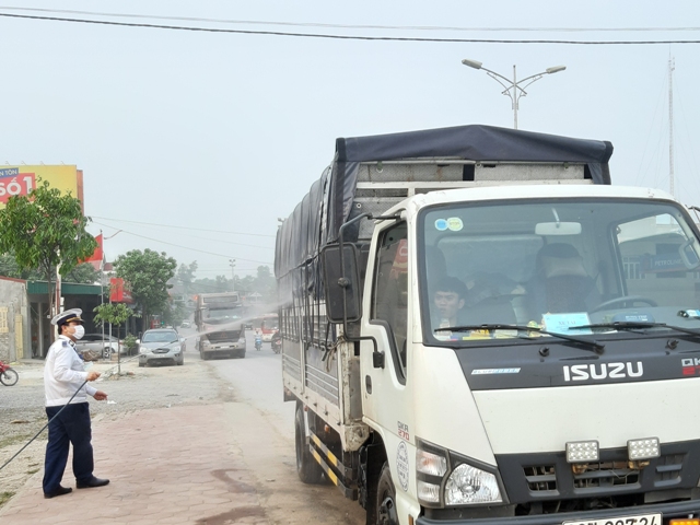 Xử phạt hành chính người vận chuyển lợn từ vùng dịch qua địa bàn