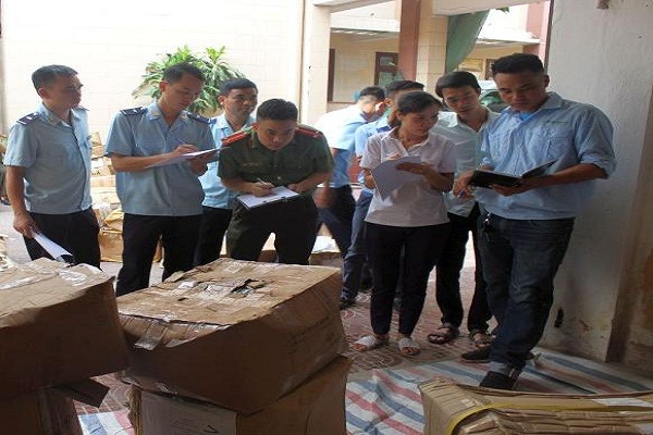 Thanh Hoá: Bắt giữ 18,5 tấn hàng hóa phụ liệu may mặc - Hình 1