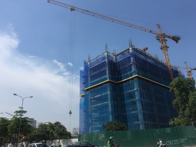 FPT Tower: Cần cẩu trục tháp chĩa ra ngoài đường, gây nguy hiểm cho người tham gia giao thông