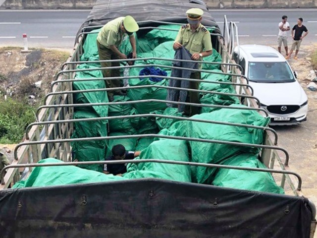 Quảng Bình: Bắt giữ 16 tấn hàng may mặc đã qua sử dụng nhập lậu - Hình 1
