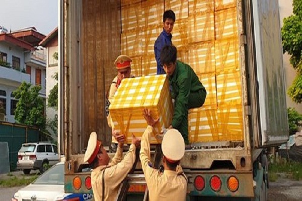 Hà Nội: Bắt xe container chở gần 30 tấn nội tạng động vật không nguồn gốc - Hình 1