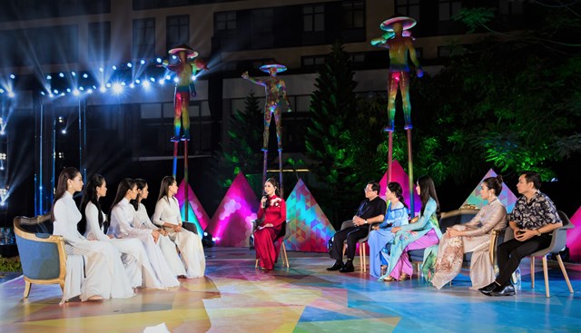 Hoa hậu Trần Tiểu Vy bật khóc trước dự án nhân ái của Miss World Việt Nam 2019