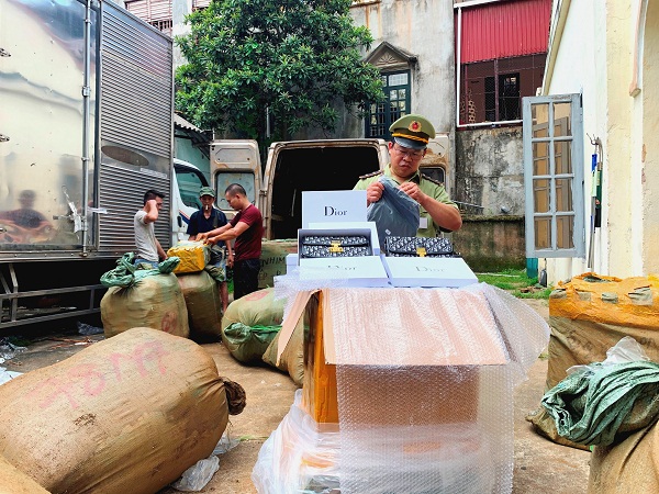 Lạng Sơn: Thu giữ hơn 400 sản phẩm mỹ phẩm nhập lậu - Hình 1