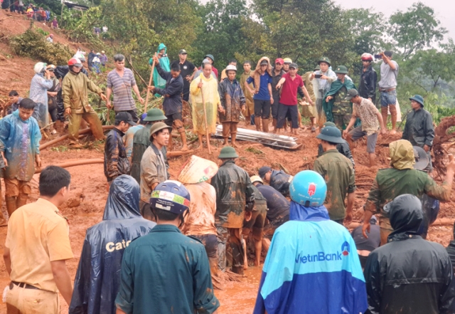 Đăk Nông: Lực lượng cứu trợ đã tìm thấy thi thể 3 người bị đất đá vùi lấp - Hình 1