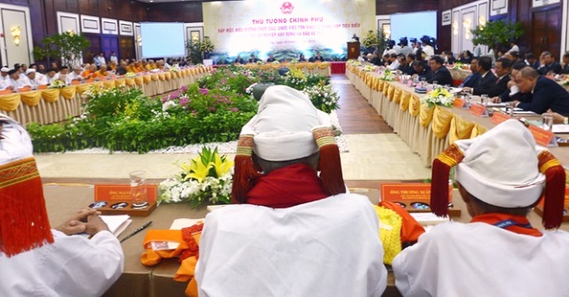 Thủ tướng Nguyễn Xuân Phúc gặp mặt, biểu dương chức sắc, chức việc tôn giáo - Hình 2